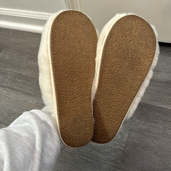 Anthropologie White Fuzzy Faux Fur Cozy Slip On Slippers S/M - Picture 3 of 5